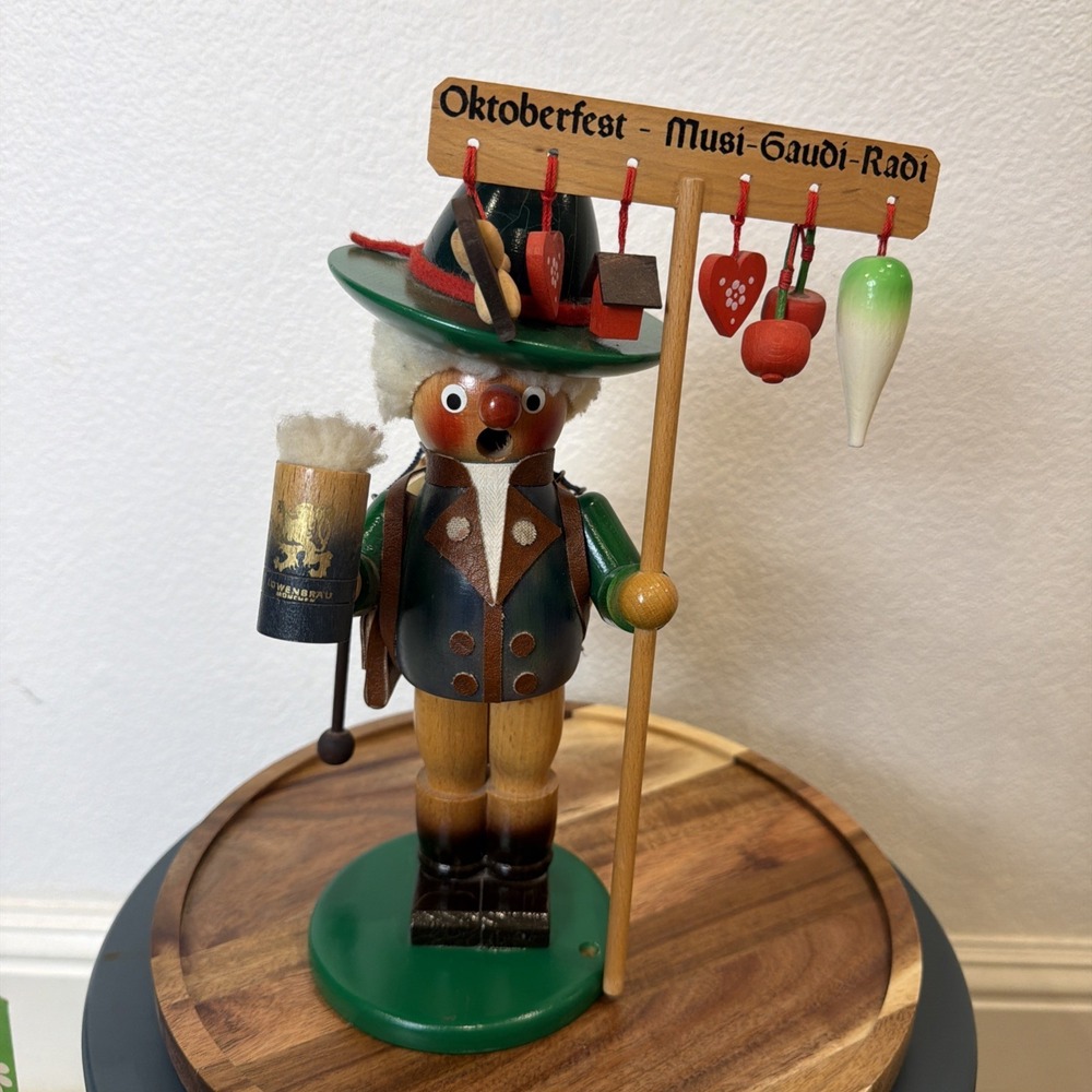 Steinbach Oktoberfestler S749 Smoker With Music box Vintage Lowenbrau Beer Stein
